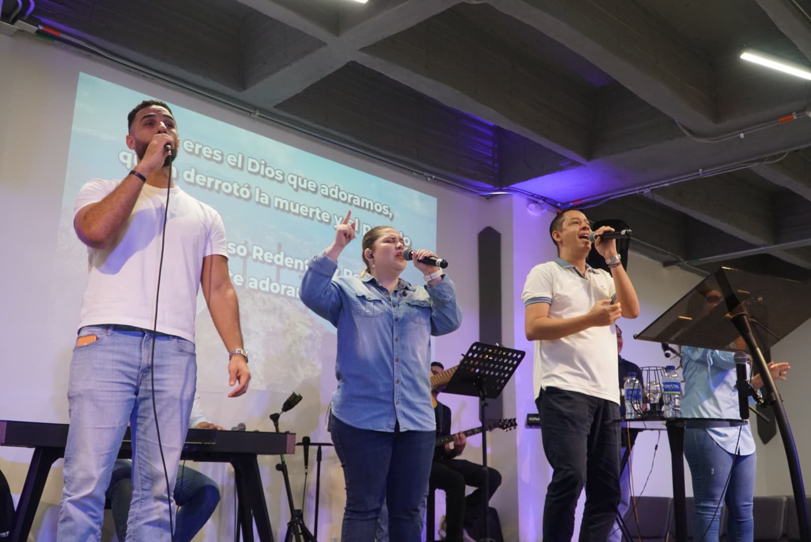 El equipo de alabanza cantando desde la tarima