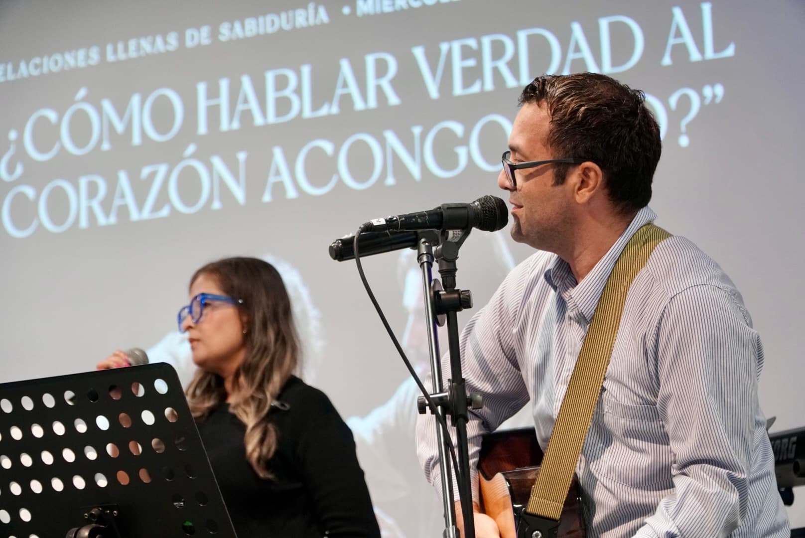 Alabanza con guitarra durante la reunión de miércoles