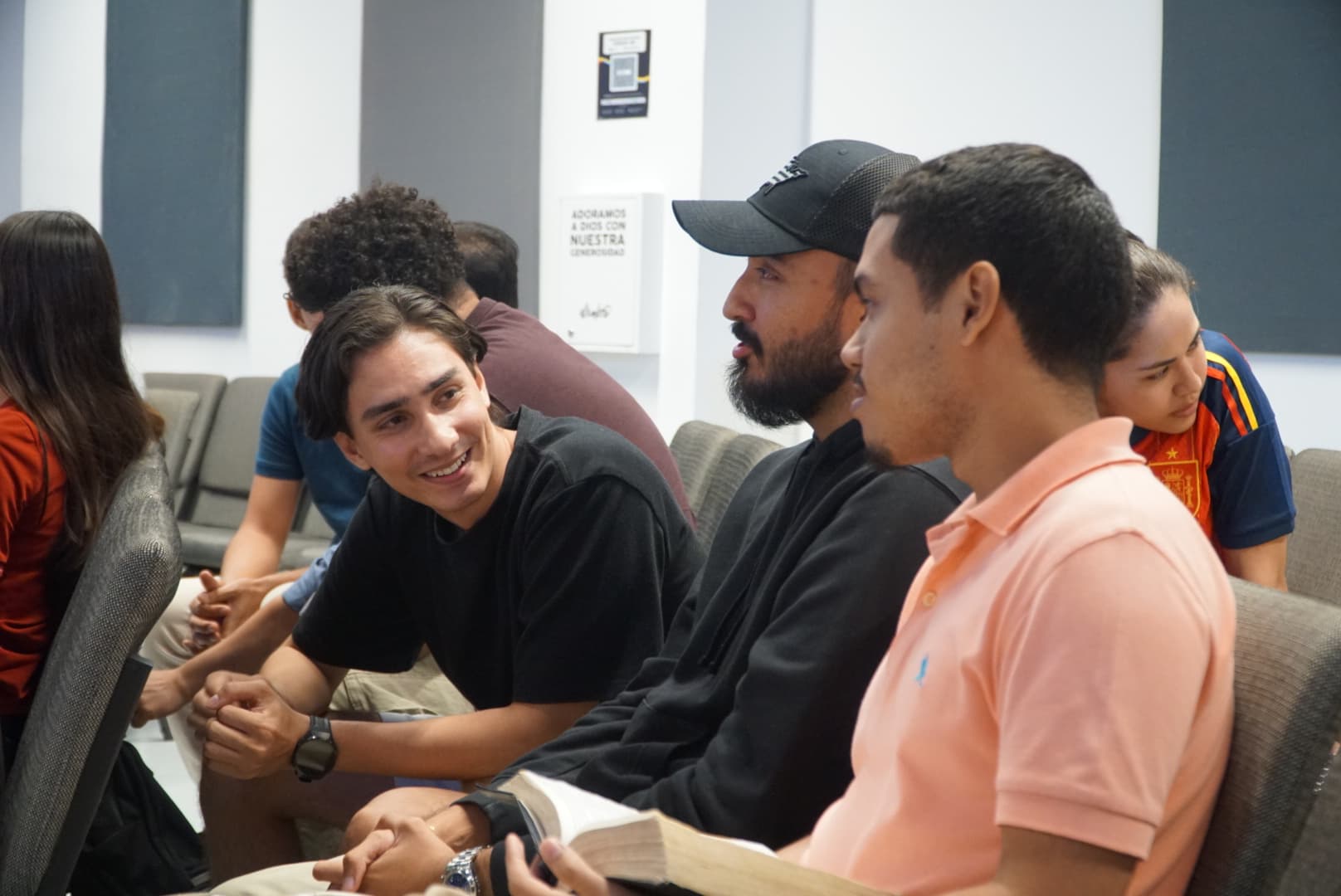 Jóvenes conversando con la Biblia abierta