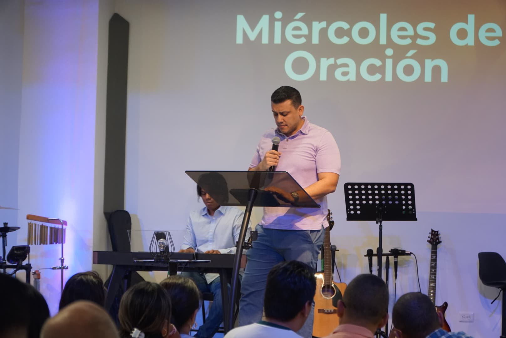 Miércoles de oración, dirigiendo desde el atril