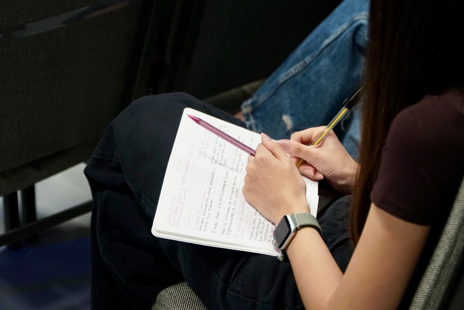 Tomando apuntes de la predicación en un cuaderno