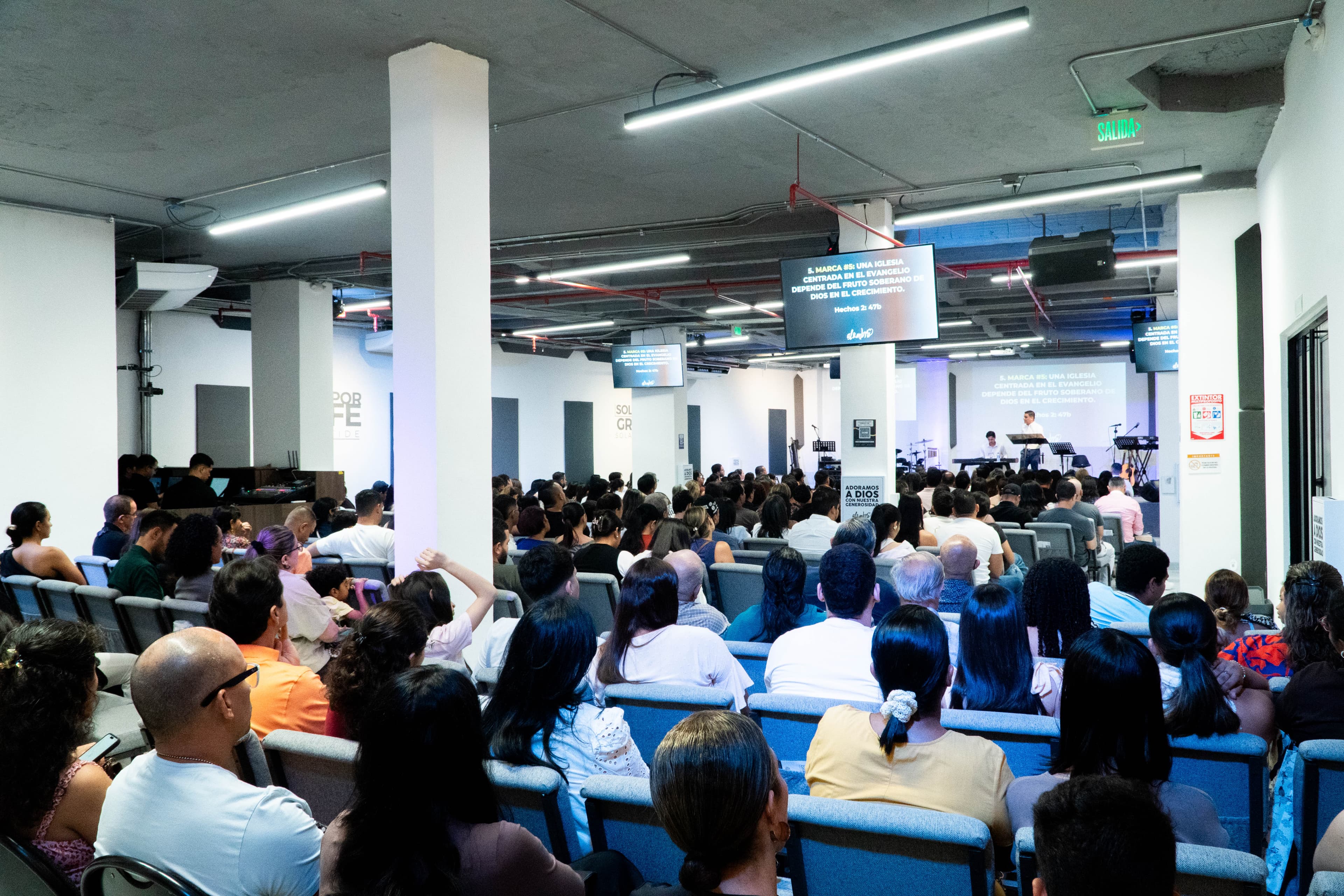 La congregación reunida un domingo en el auditorio